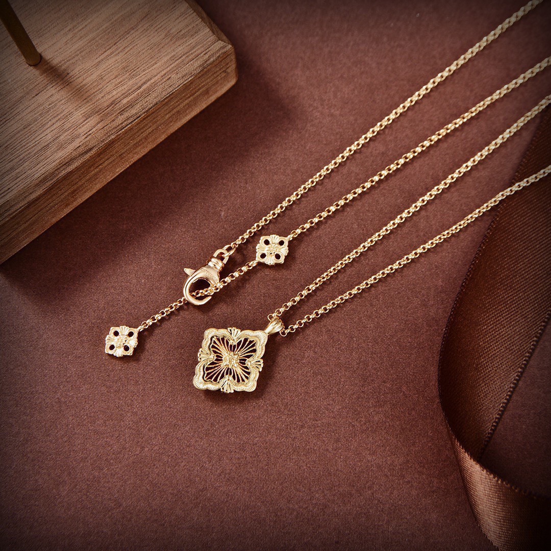 OPERA TULLE YELLOW GOLD PENDANT WITH RED ENAMEL BACKGROUND