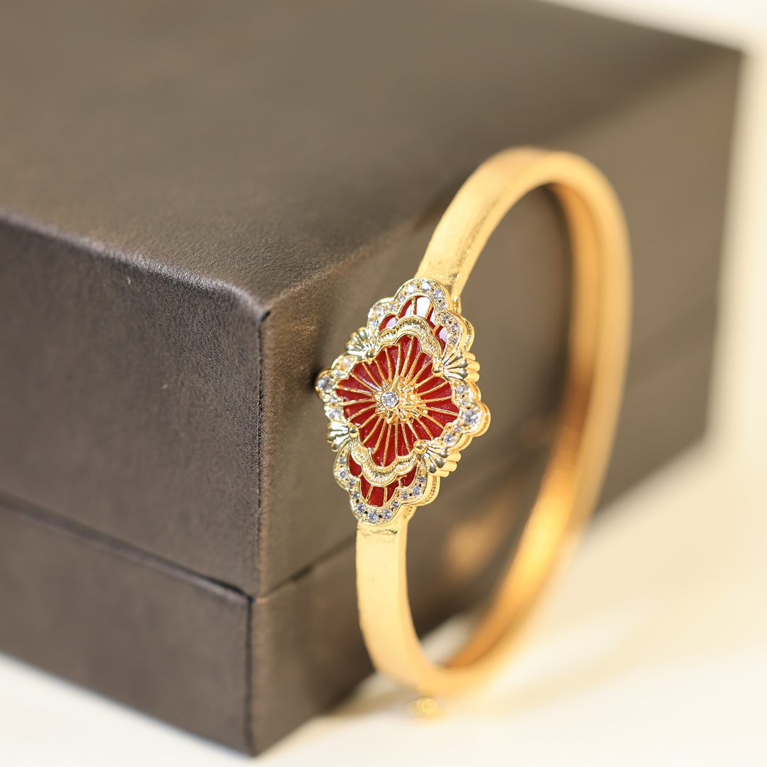 OPERA TULLE YELLOW 18K GOLD BANGLE BRACELET WITH RED ENAMEL BACKGROUND