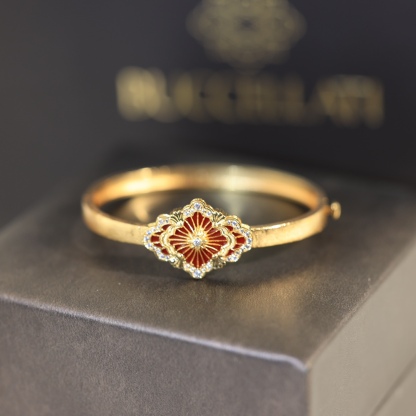 OPERA TULLE YELLOW 18K GOLD BANGLE BRACELET WITH RED ENAMEL BACKGROUND