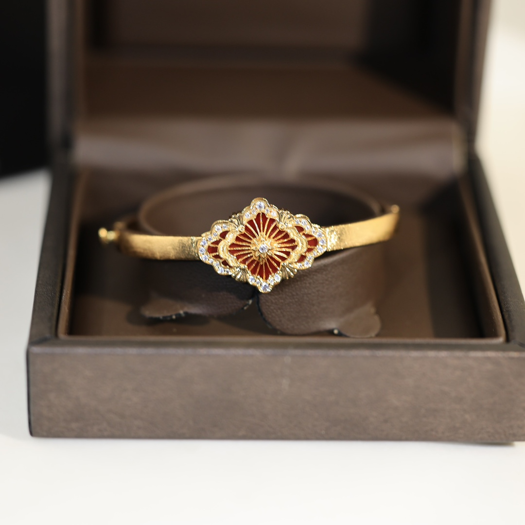 OPERA TULLE YELLOW 18K GOLD BANGLE BRACELET WITH RED ENAMEL BACKGROUND