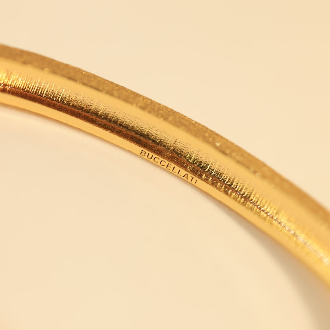 OPERA TULLE YELLOW 18K GOLD BANGLE BRACELET WITH RED ENAMEL BACKGROUND