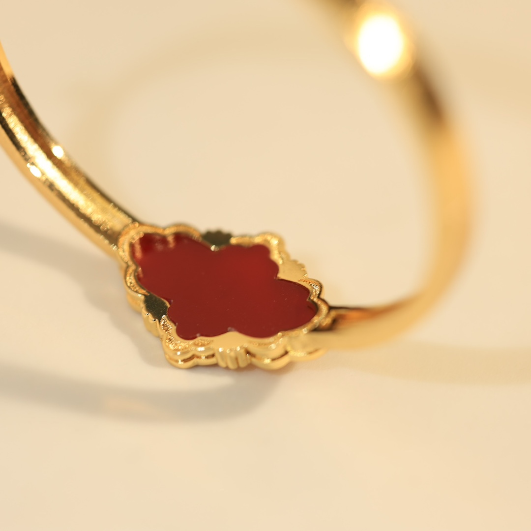 OPERA TULLE YELLOW 18K GOLD BANGLE BRACELET WITH RED ENAMEL BACKGROUND