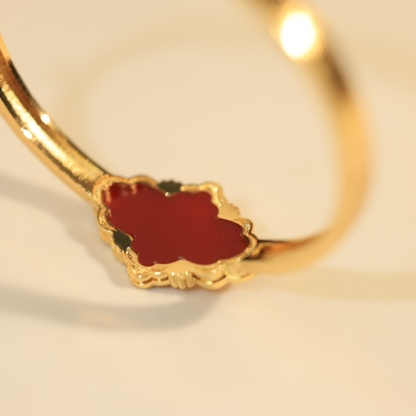 OPERA TULLE YELLOW 18K GOLD BANGLE BRACELET WITH RED ENAMEL BACKGROUND