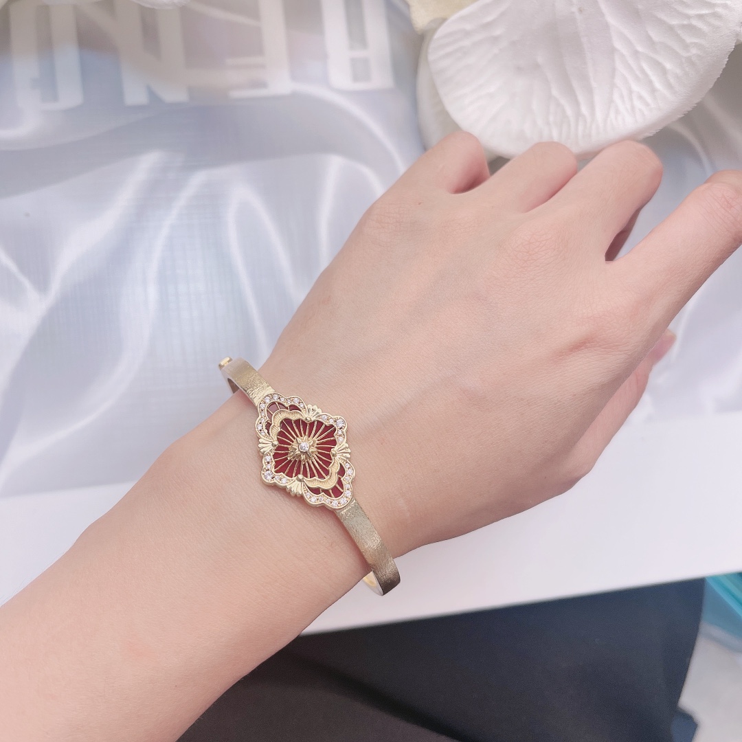 OPERA TULLE YELLOW 18K GOLD BANGLE BRACELET WITH RED ENAMEL BACKGROUND