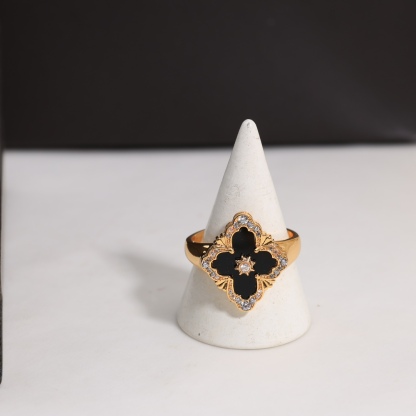 OPERA TULLE YELLOW GOLD RING WIT BALCK ENAMEL BACKGROUND AND LOGO