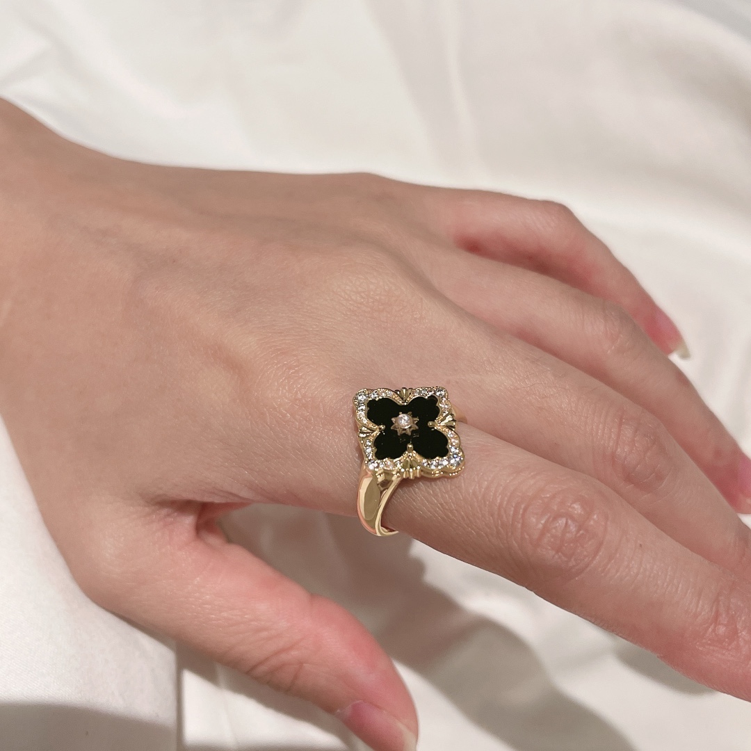 OPERA TULLE YELLOW GOLD RING WIT BALCK ENAMEL BACKGROUND AND LOGO