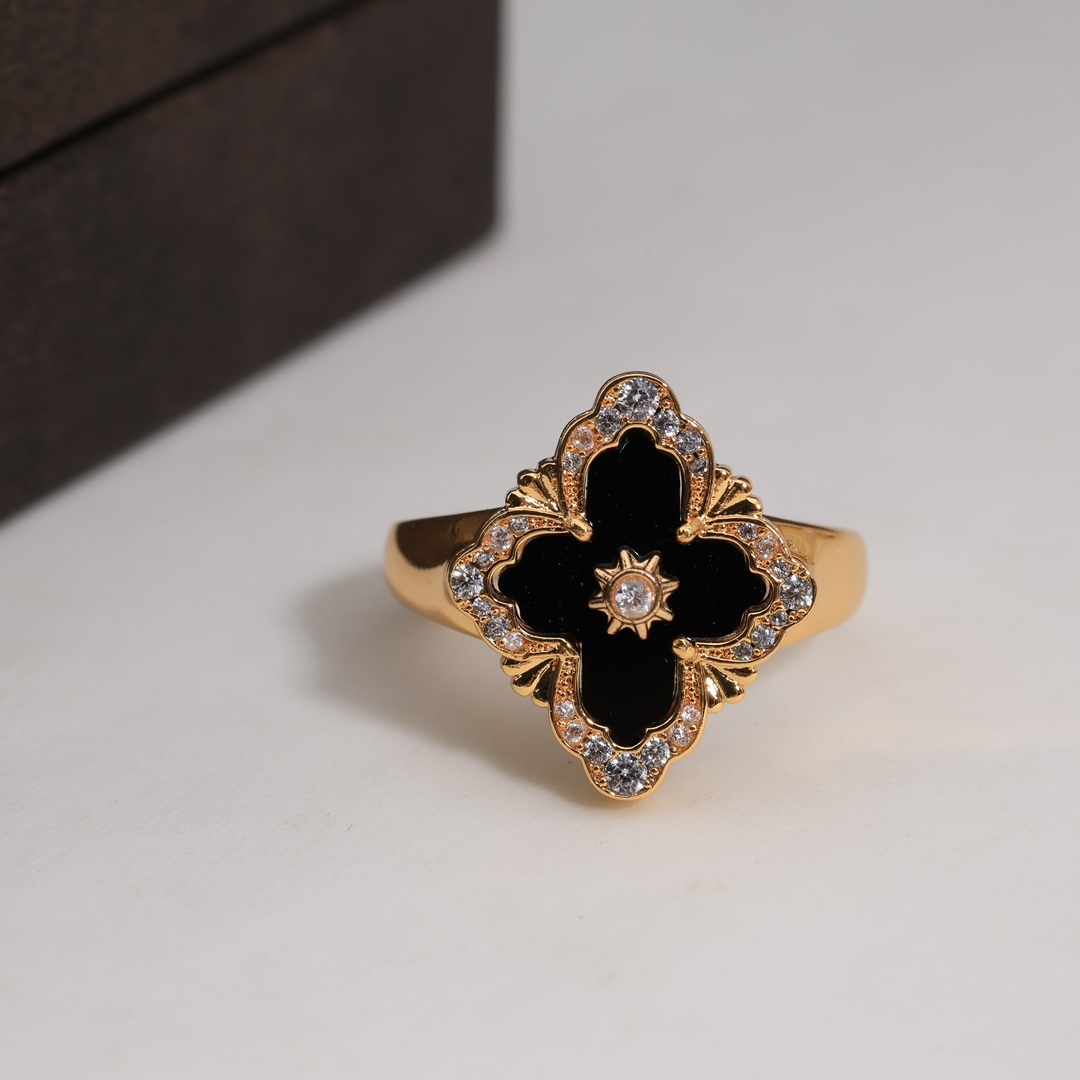 OPERA TULLE YELLOW GOLD RING WIT BALCK ENAMEL BACKGROUND AND LOGO