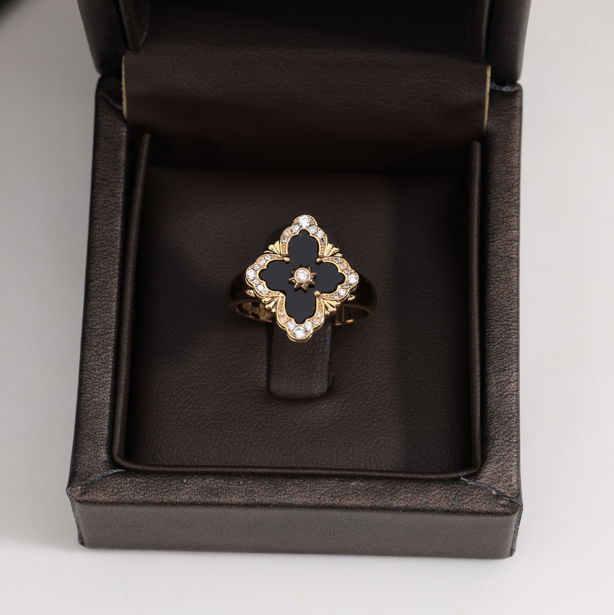 OPERA TULLE YELLOW GOLD RING WIT BALCK ENAMEL BACKGROUND AND LOGO