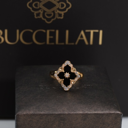 OPERA TULLE YELLOW GOLD RING WIT BALCK ENAMEL BACKGROUND AND LOGO