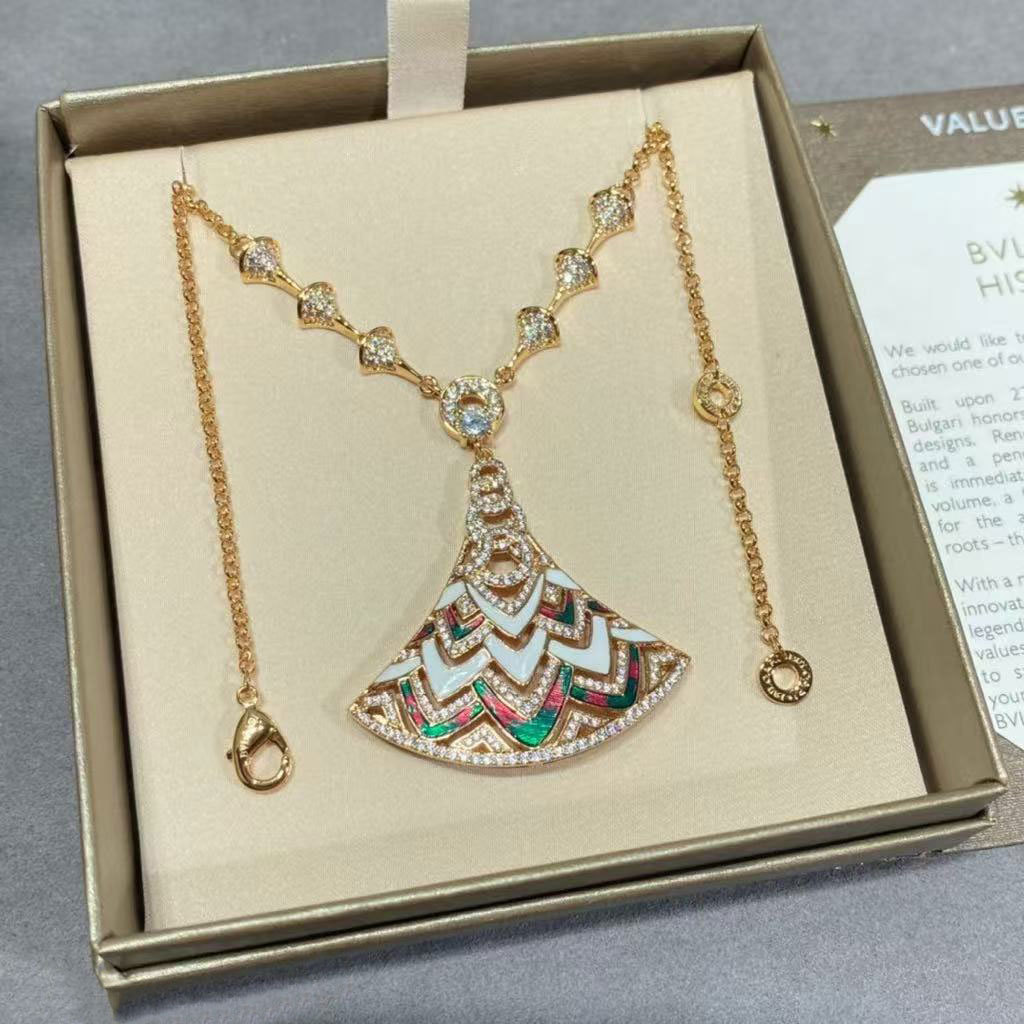 Fan-Shaped Pendant Necklace