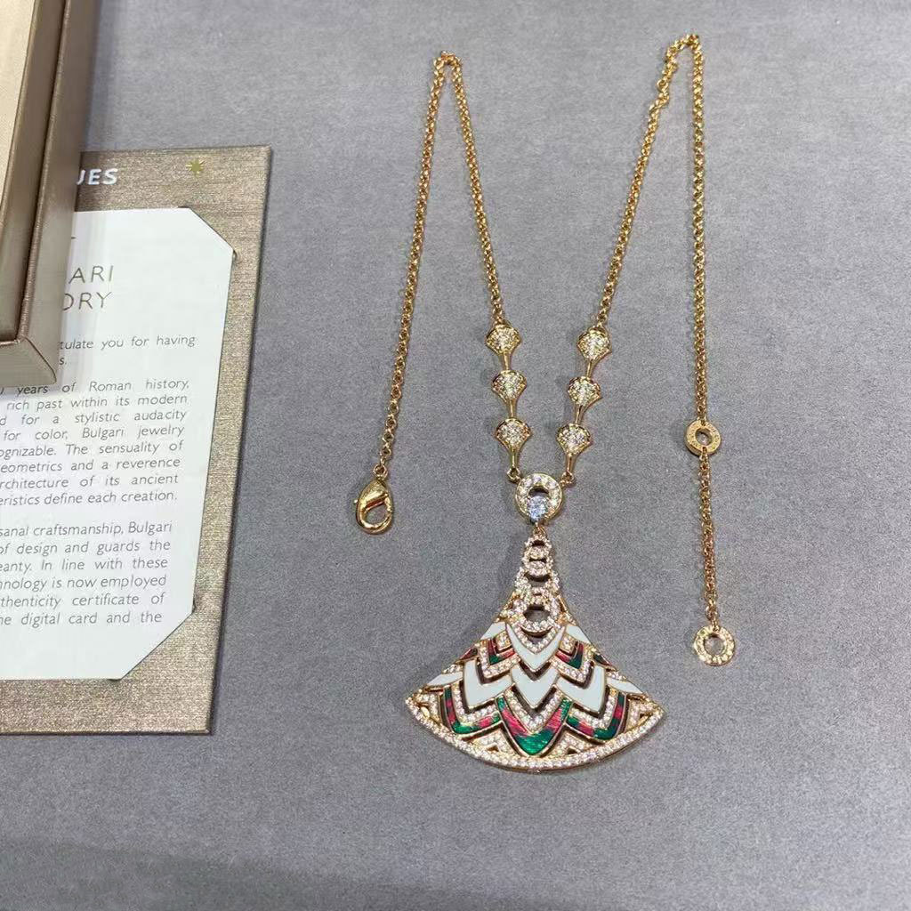 Fan-Shaped Pendant Necklace