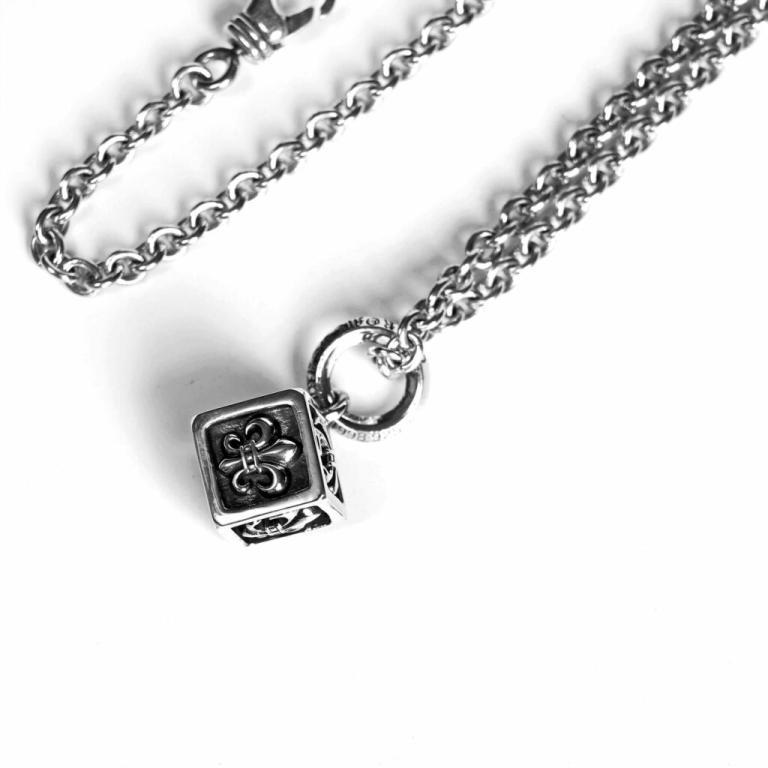 FLEUR CUBE PENDANT