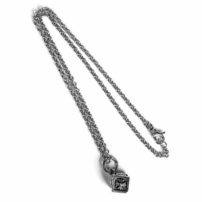 FLEUR CUBE PENDANT