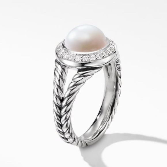Dathtvid Yurthtman Pearl Ring with Diamonds