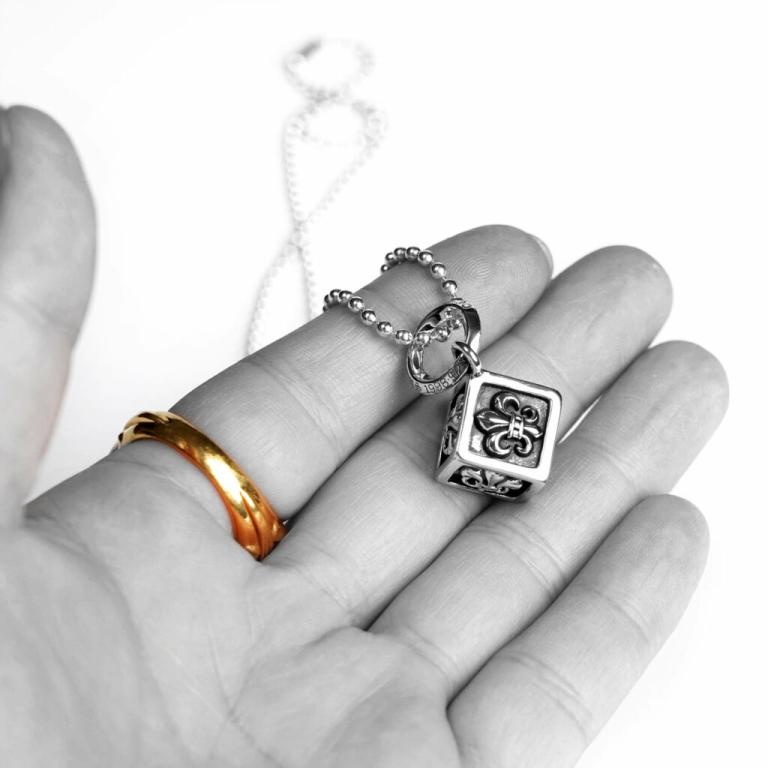 FLEUR CUBE PENDANT