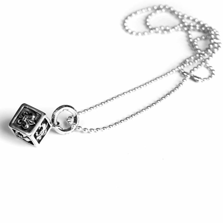 FLEUR CUBE PENDANT