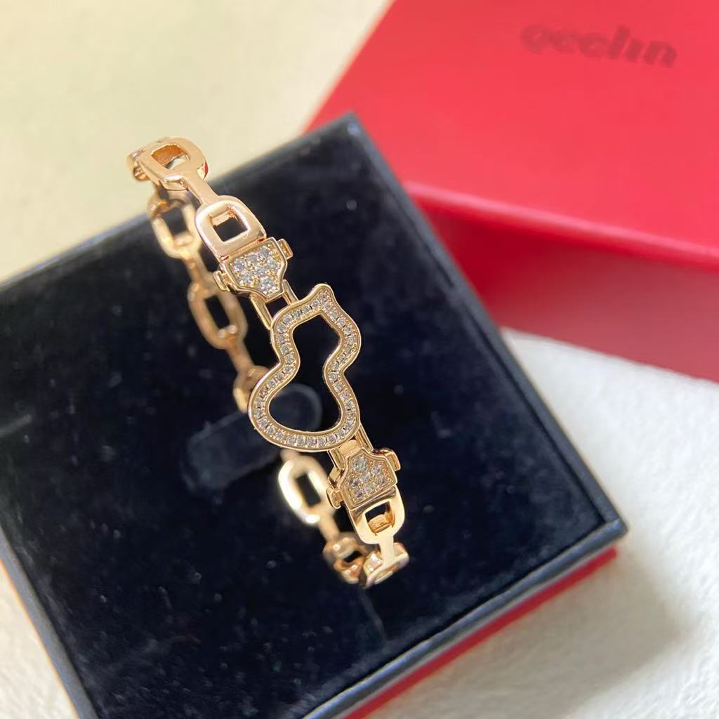 Petite Wulu Diamond Bracelet in  Gold
