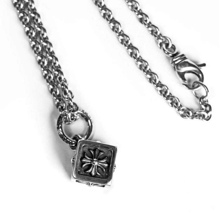 FLEUR CUBE PENDANT