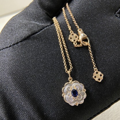 Buccthtellati-Inspired Flower Pendant Necklace