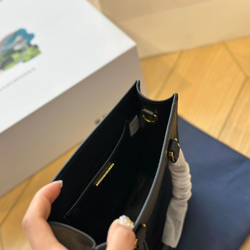 Saffiano leather handbag Z18