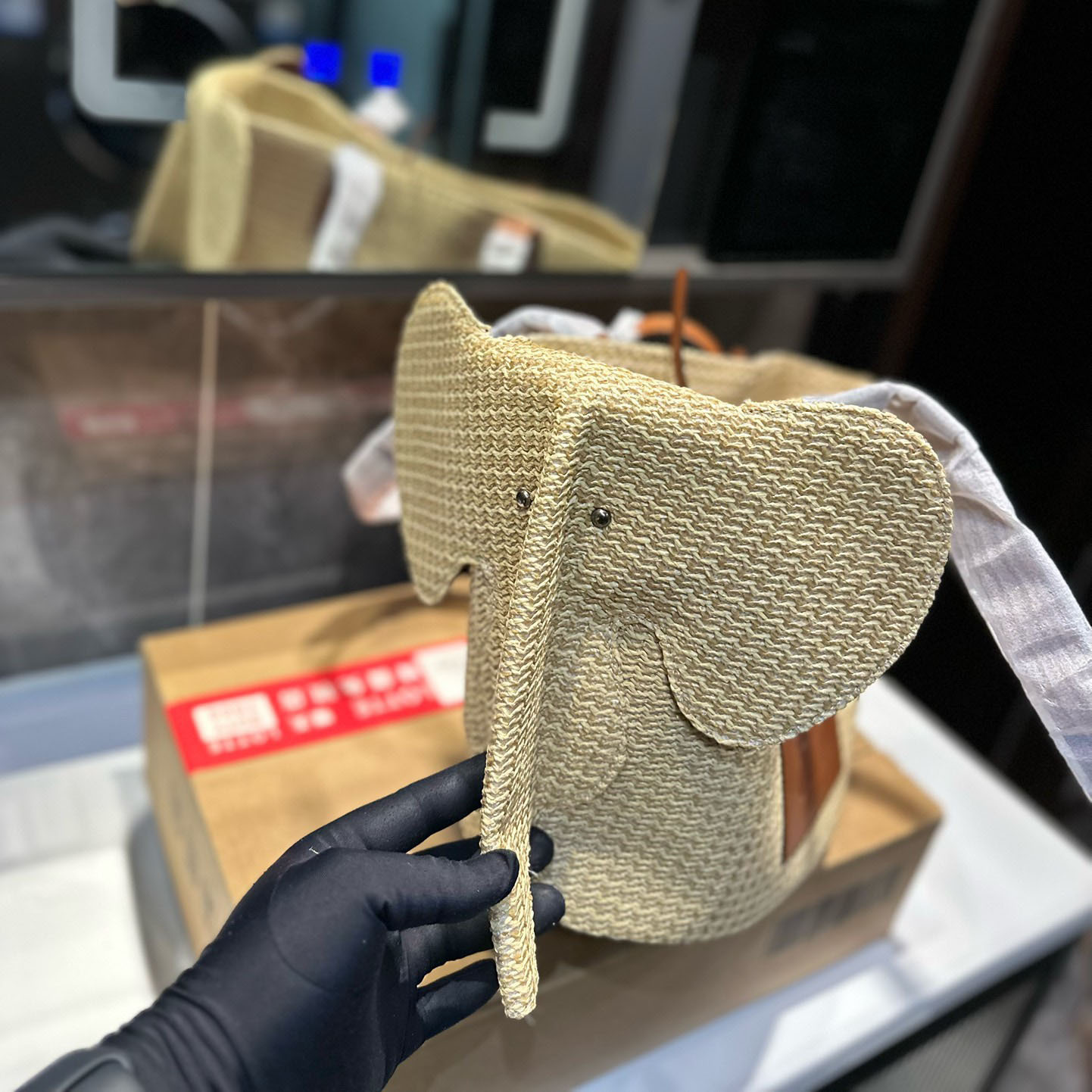 Elephant basket in raffia and calfskin