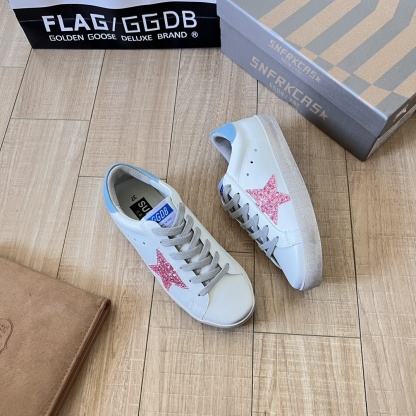 Super-Star Sabot with pink glitter star and suede toe