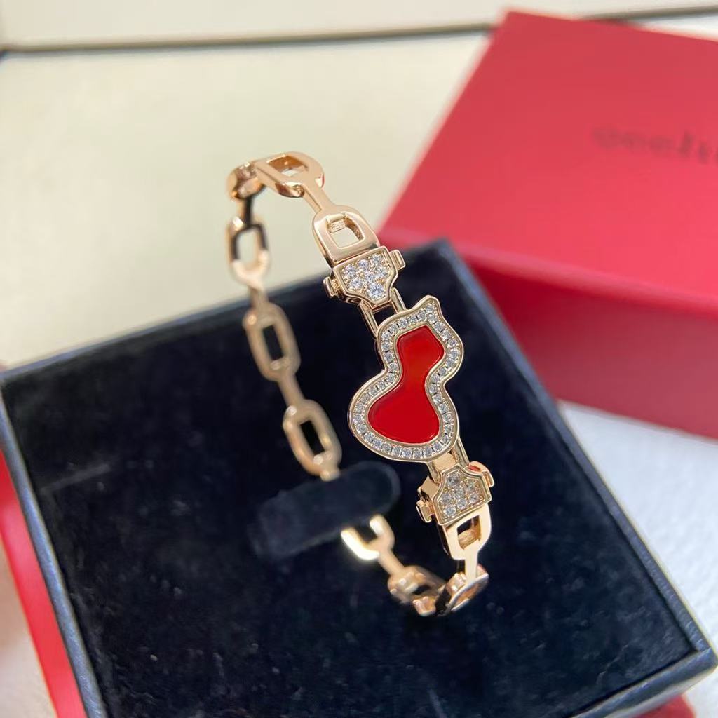 Petite Wulu Diamond Bracelet in  Gold