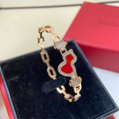 Petite Wulu Diamond Bracelet in  Gold