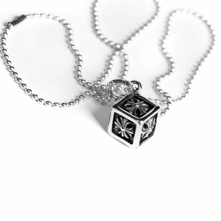 FLEUR CUBE PENDANT