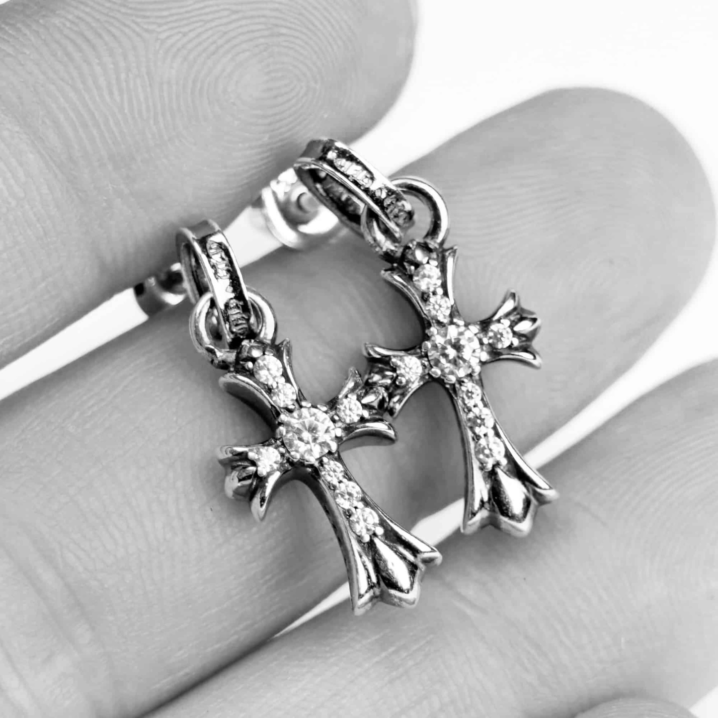 CH CROSS BABY FAT STUD EARRINGS WITH PAVÉ DIAMOND AND PAVÉ DIAMOND CUFF