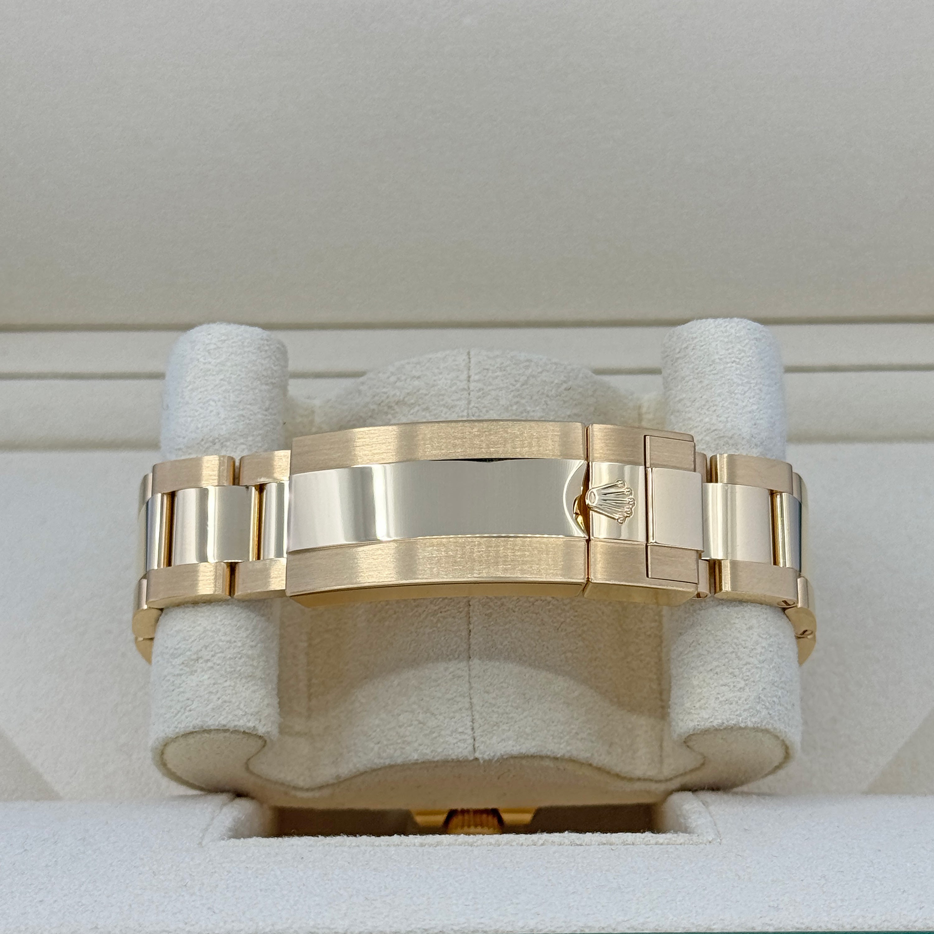 Submariner Date, 18k Yellow Gold, 41mm, Ref# 126618lb-0002