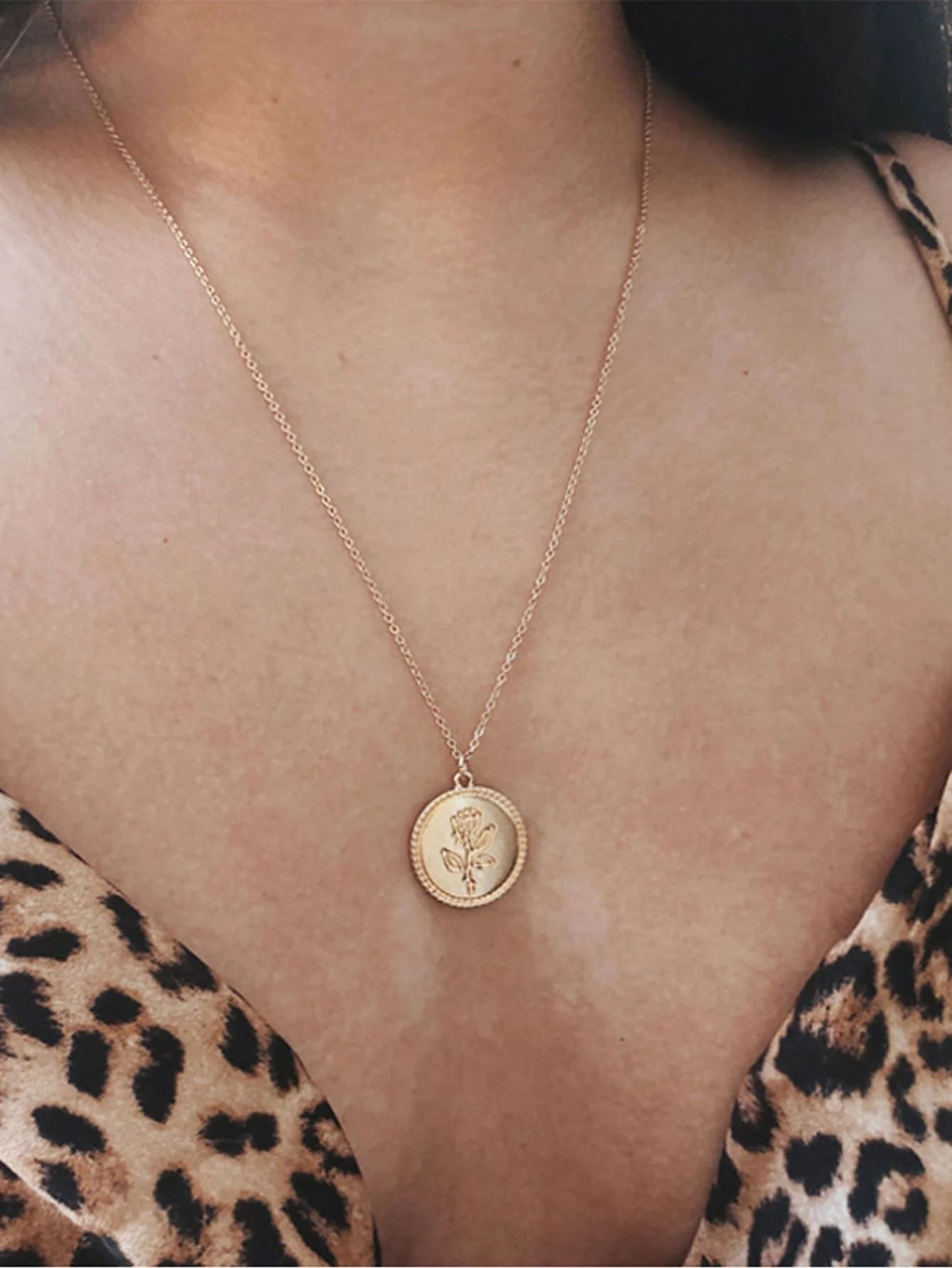 Flower Decor Round Charm Necklace