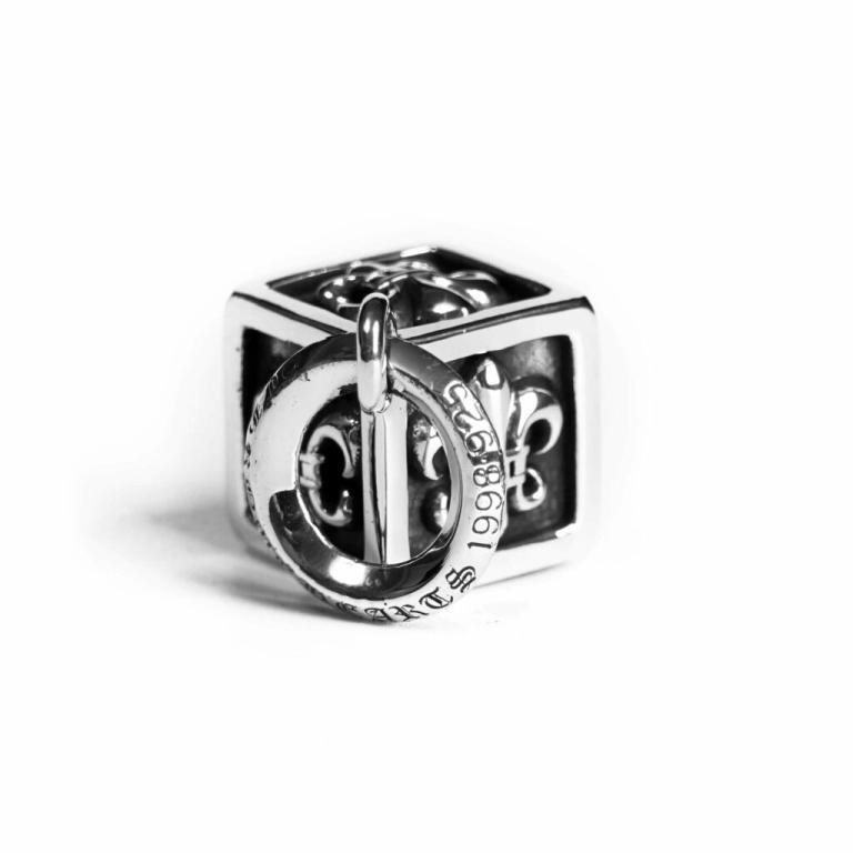 FLEUR CUBE PENDANT
