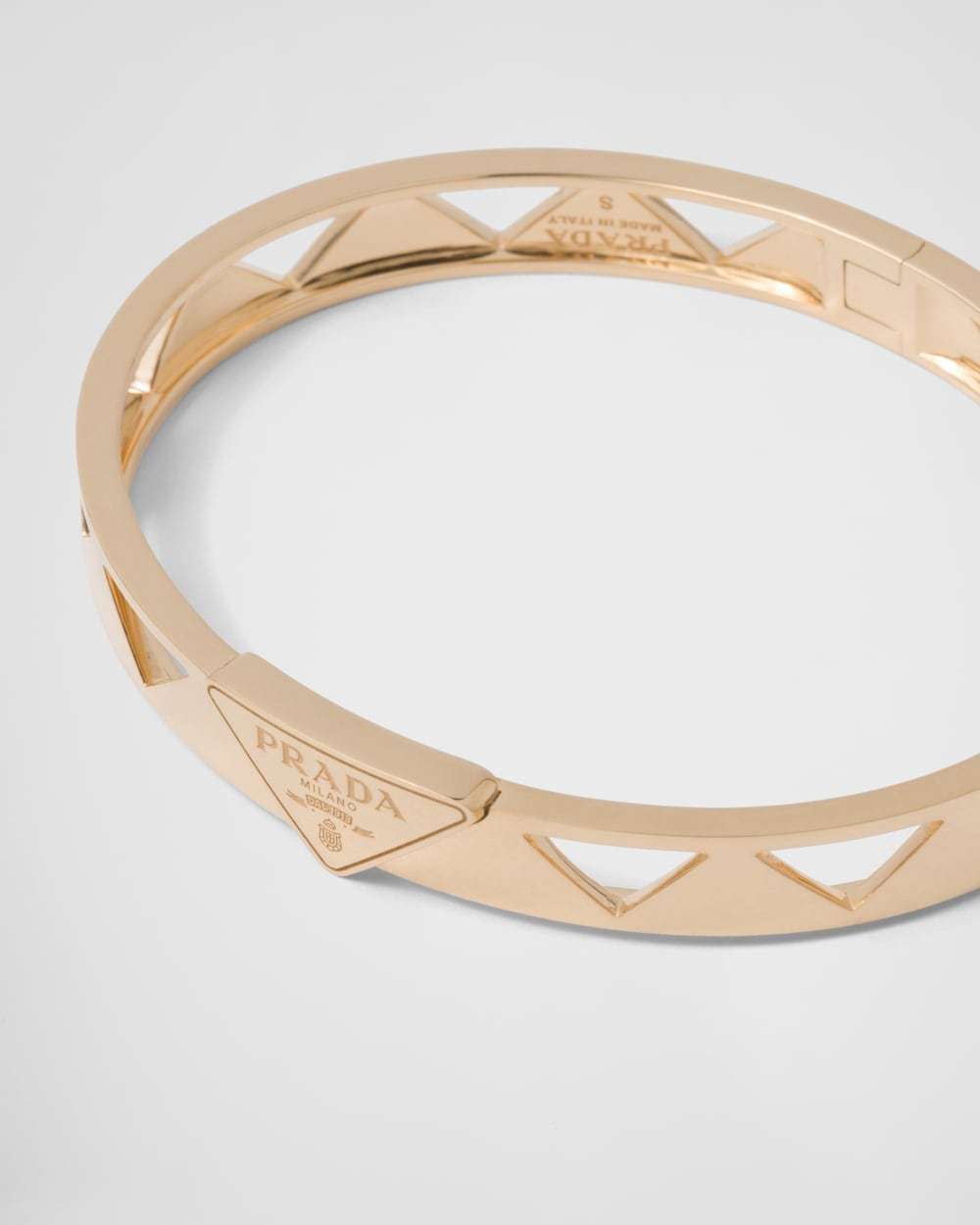 Eternal Gold cut-out bangle bracelet in yellow gold