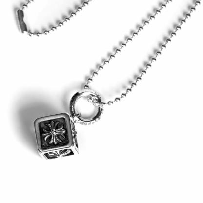 FLEUR CUBE PENDANT