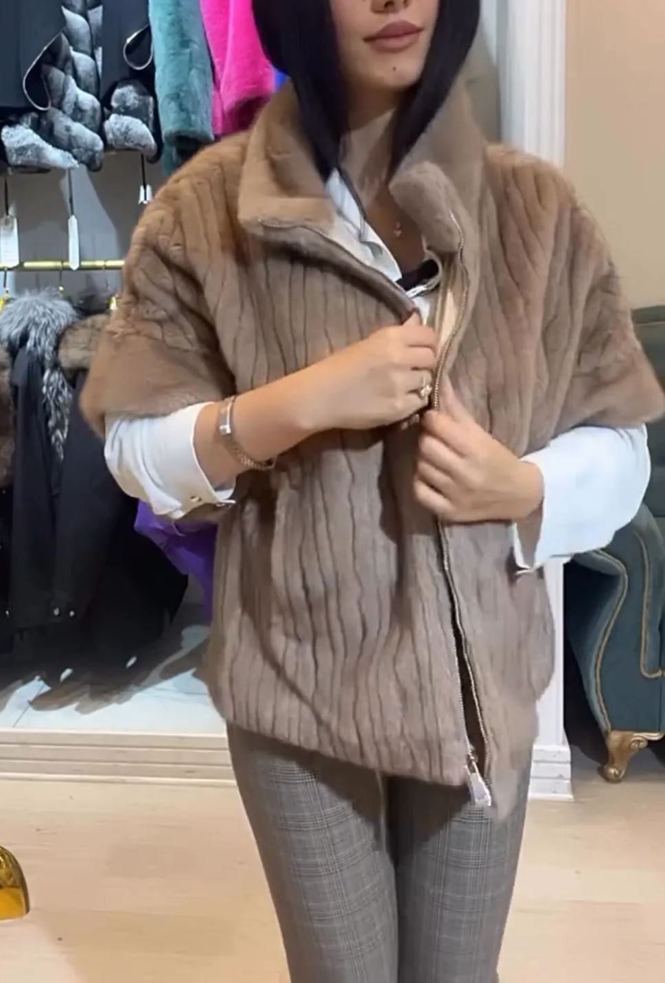 Stylish Duck - Down Jacket with Detachable Sleeves and Hood
