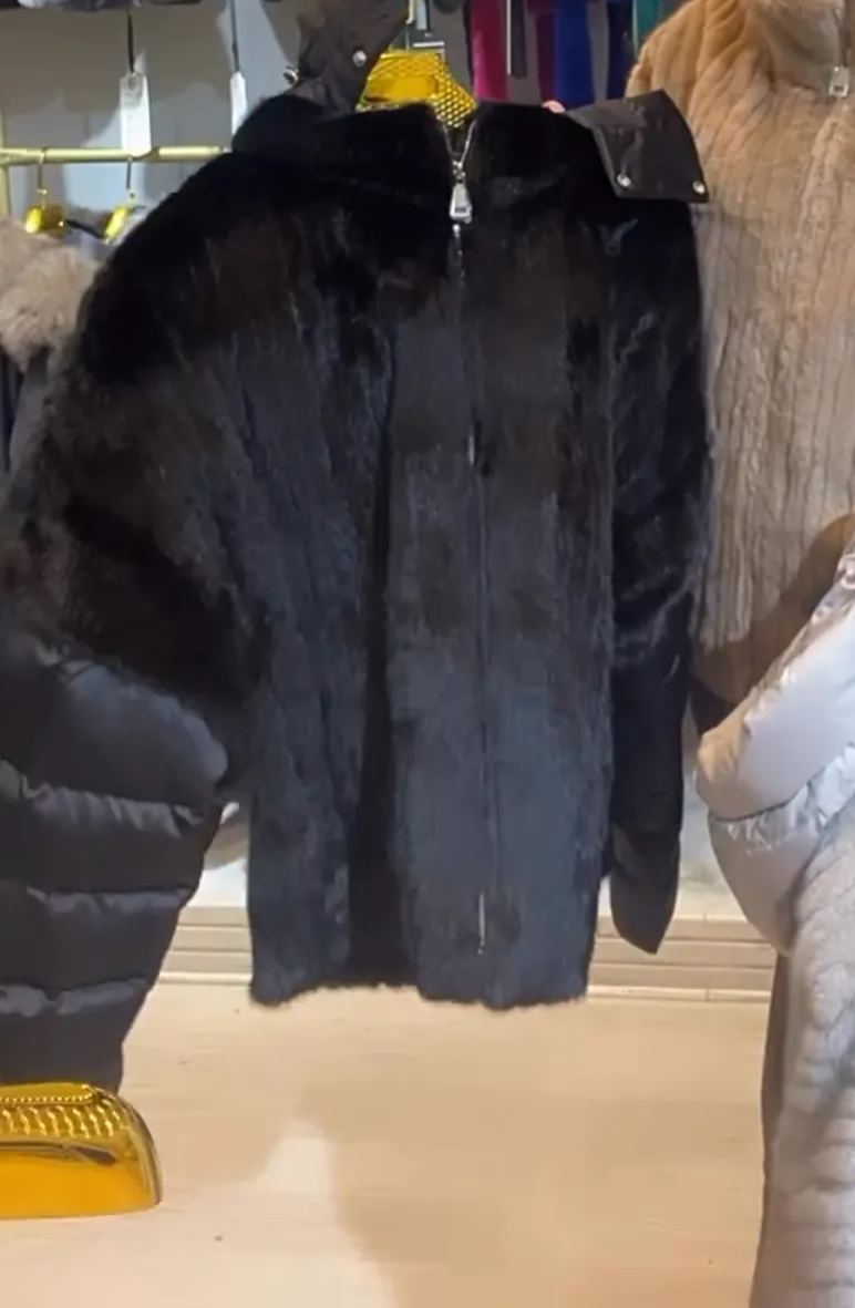 Stylish Duck - Down Jacket with Detachable Sleeves and Hood