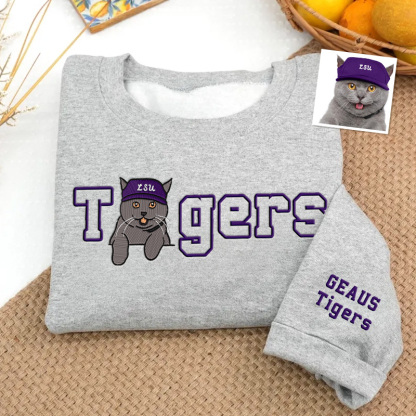 [Copy]Custom College Team Embroidered Sweatshirt – Personalized College Spirit Wear, Pet Protrait Embroidered Sweatshirt, Game Day Outfit