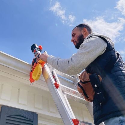 (1 single unit) Ladder Stabilizer, Fits on Gutters in Seconds, Slide Lock, Rolling Safety Device, Ladder Gutter Clip