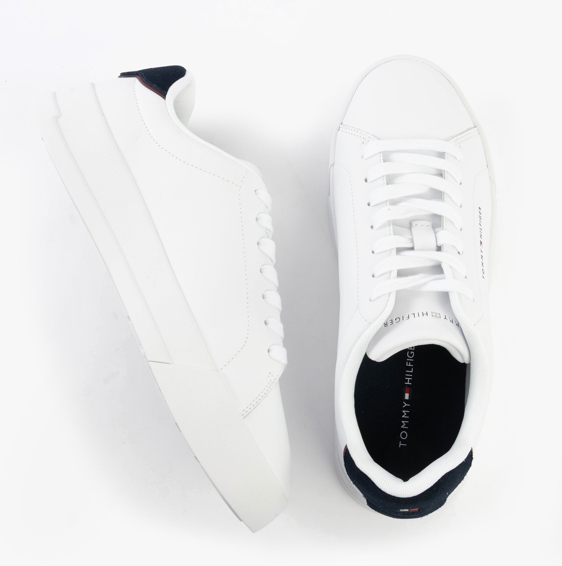 tothtmmy hilfigthter LOGO COURT Mens Trainers White/Desert Sky