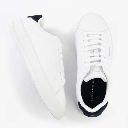 tothtmmy hilfigthter LOGO COURT Mens Trainers White/Desert Sky