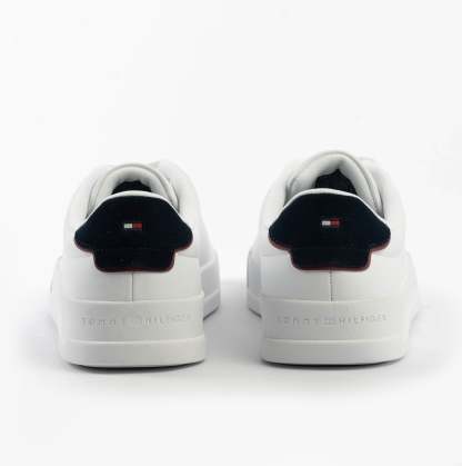 tothtmmy hilfigthter LOGO COURT Mens Trainers White/Desert Sky