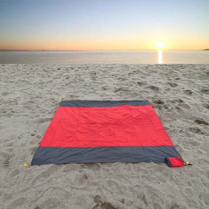 Lightweight sandless beach mat