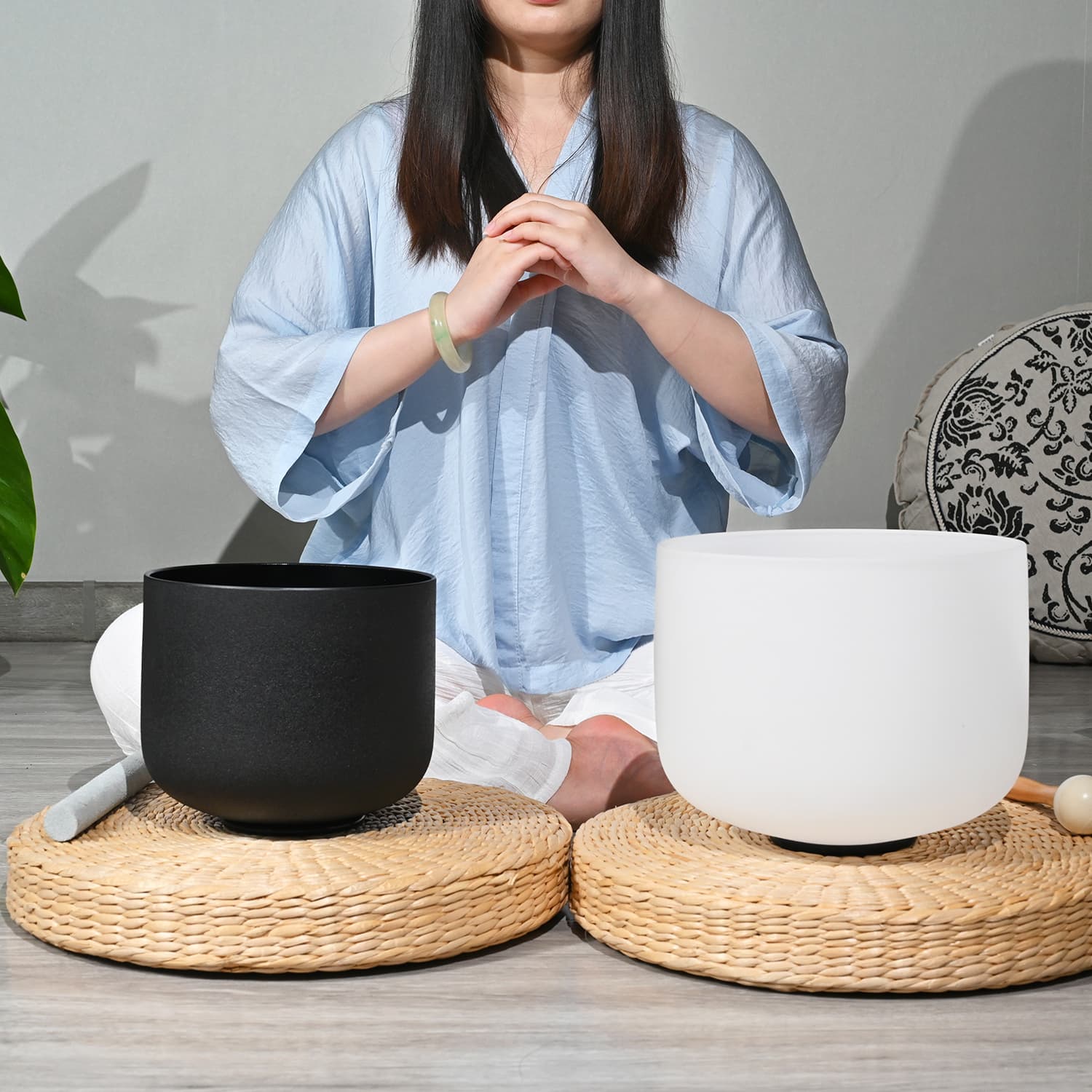 CVNC 2 PCS Yin and Yang Crystal Singing Bowl Set 8 Inch Black Note A and 10 Inch White Note F with Carrier Bag For Sound Healing