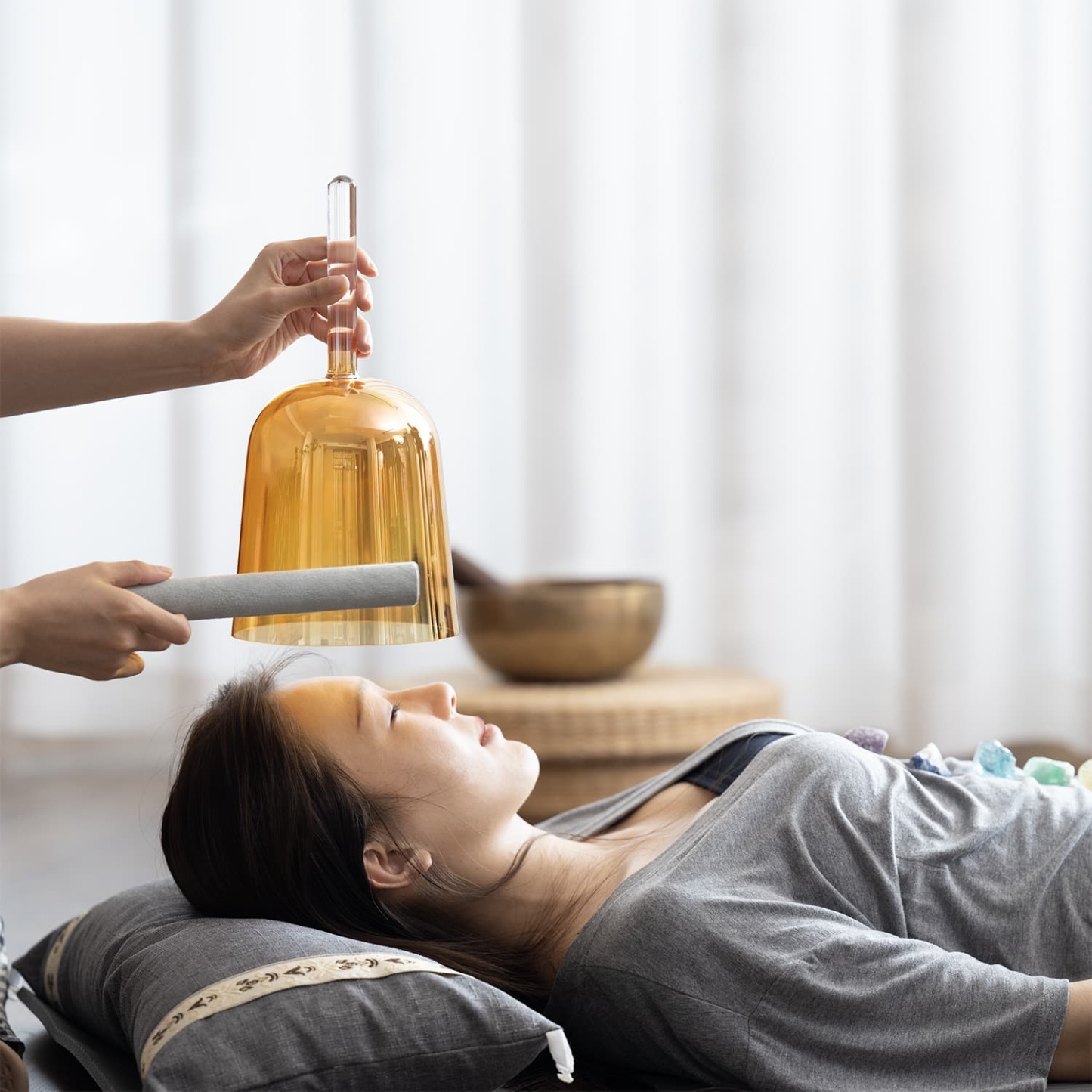 CVNC Handle Clear Golden Tea Crystal Singing Bowl With Carrier Bag For Chakra Healing Meditation