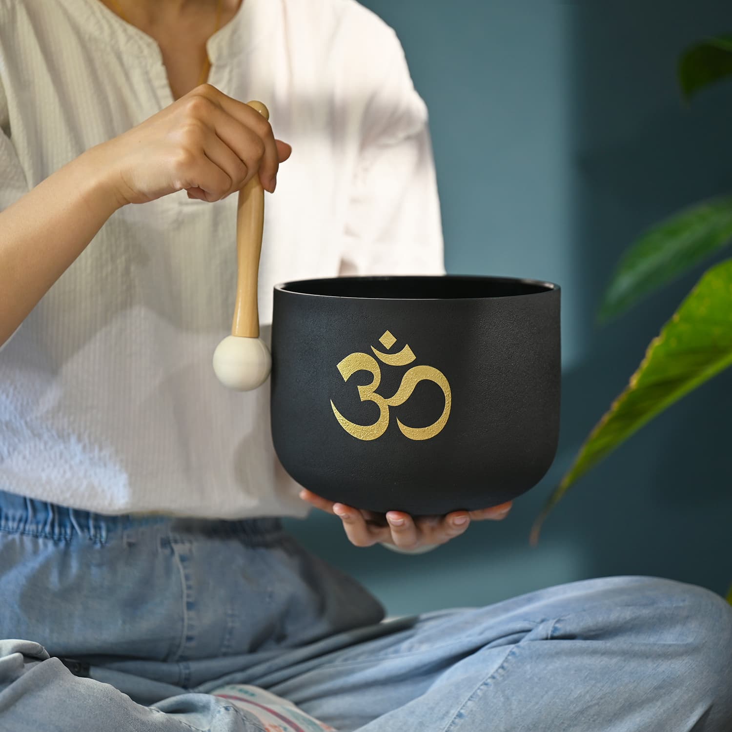 CVNC Prefect Pitch 432Hz Chakra OM Symbol Black Frosted Quartz Crystal Singing Bowl For Meditation Healing