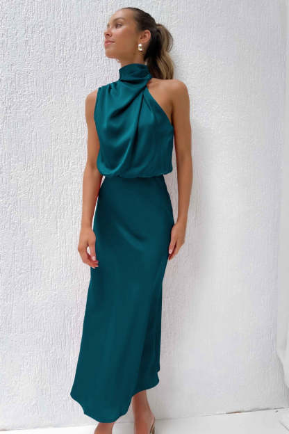Vestido largo de raso con escote americano