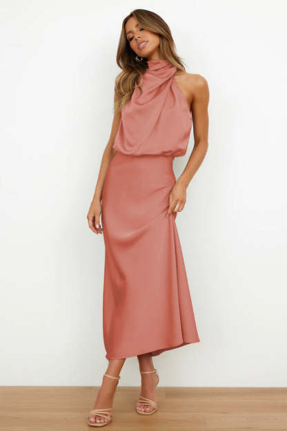 Vestido largo de raso con escote americano