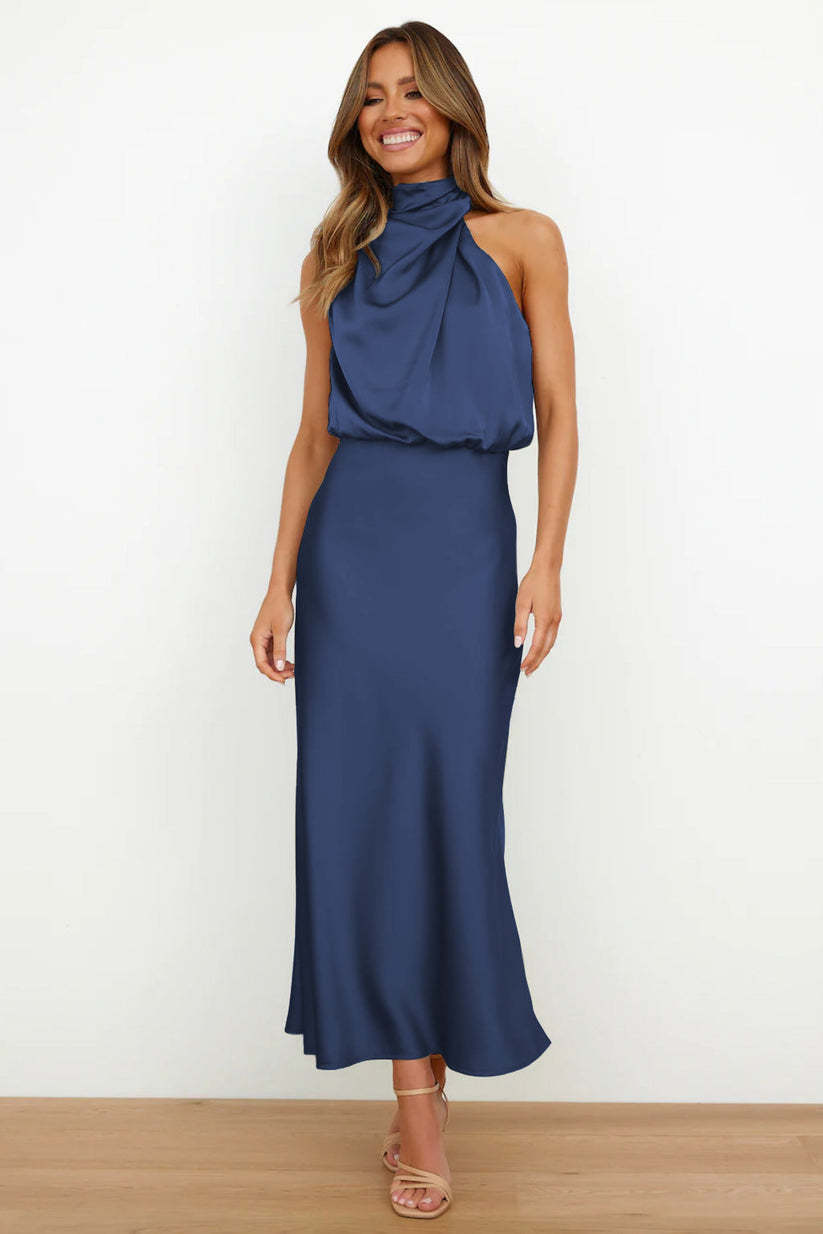 Vestido largo de raso con escote americano