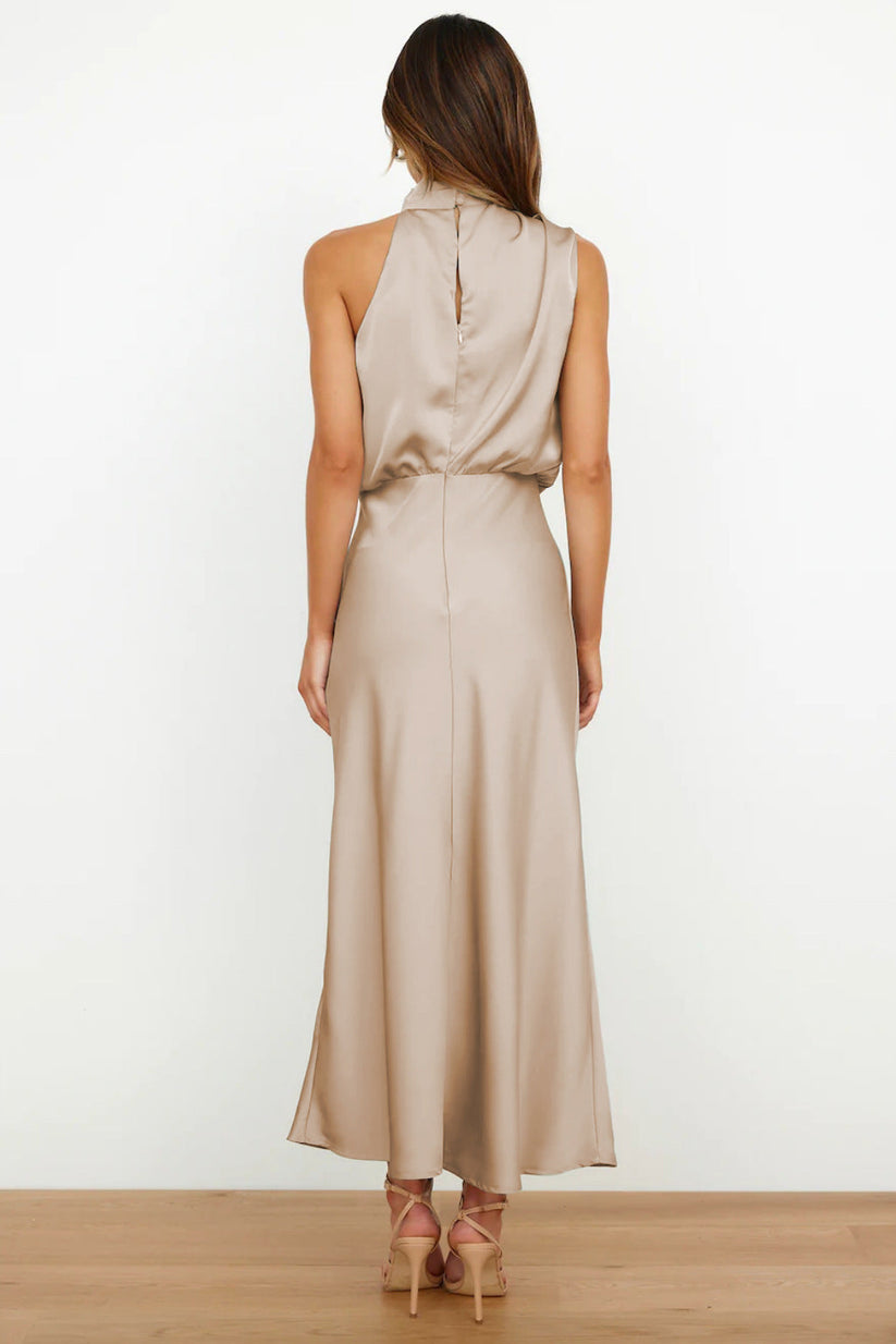 Vestido largo de raso con escote americano